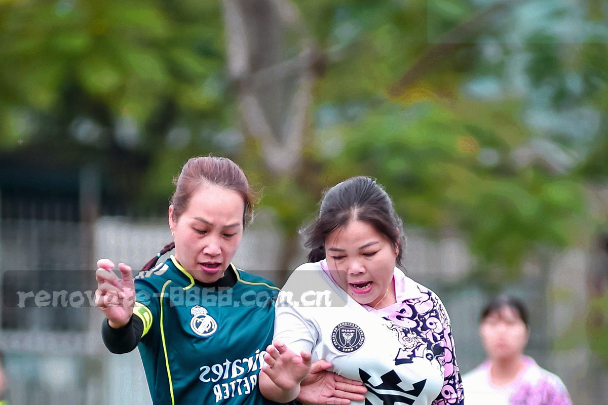 被擦拭干净的金属栏杆局部特写，表面映出球场灯光